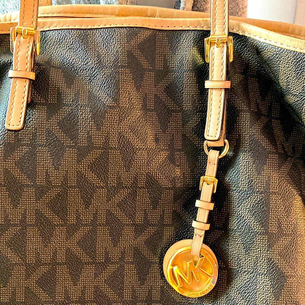 NWOT Michael Kors handbag tote with inside middle zip compartment. - Picture 2 of 9